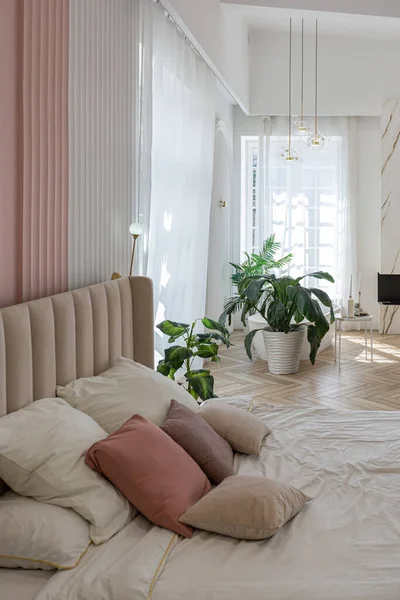 Una Cama Suave Dormitorio Junto Ventana Espacioso Apartamento Planta Abierta — Foto de Stock