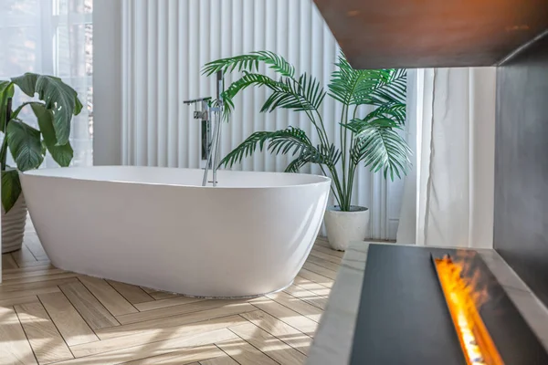 Modern Şömine Şık Bir Banyoda Güneşli Bir Günde Şık Modern — Stok fotoğraf