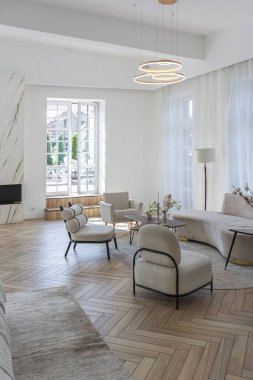 Güneşli bir günde şık modern parlak tasarımı, giyinme odası, yatak odası, oturma odası ve banyosu olan geniş, açık planlı bir daire.