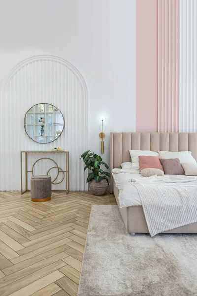 날아름답고 현대적 디자인이 아파트의 침실의 부드러운 — 스톡 사진