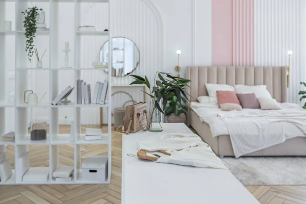 Güneşli Bir Günde Şık Modern Parlak Tasarımı Giyinme Odası Yatak — Stok fotoğraf