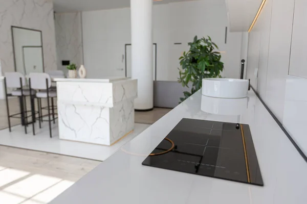 Küche Und Essinsel Mit Hohen Barhockern Minimalistischen Modernen Luxusdesign Eines — Stockfoto