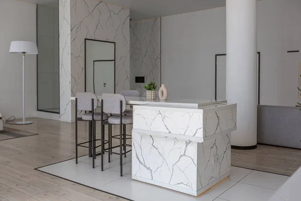 Kuchyně Jídelní Ostrov Vysokými Barovými Stoličkami Minimalistickém Moderním Luxusním Designu — Stock fotografie