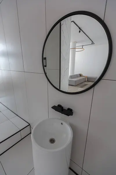 백사장에 싱크대가 주택의 최신유행하는 샤워기 — 스톡 사진