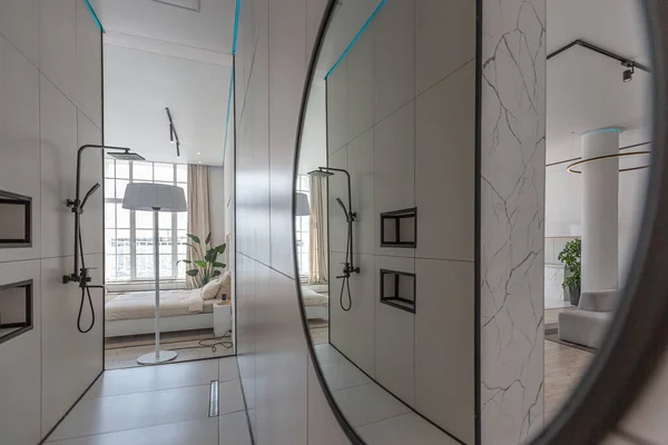 Modny Stylowy Prysznic Minimalistycznym Nowoczesnym Luksusowym Stylu Drogi Dom Słoneczny — Zdjęcie stockowe