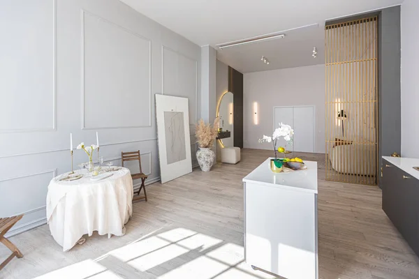 明るいオープンプランのアパートメントは モダンなデザイン ライトウォール 木製のフロアで 日光のある部屋で — ストック写真