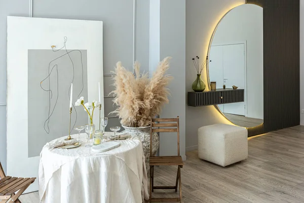 ロマンチックなテーブルは 明るいオープンプランのアパートでキッチンで2のために提供され 明るい壁と木製の床で — ストック写真