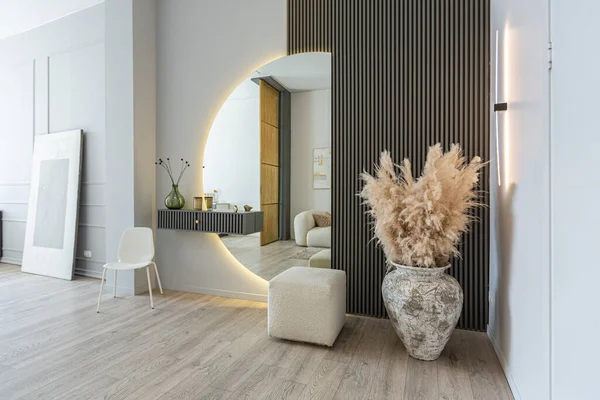 현대적인 디자인 가벼운 바닥에 아파트 아름다운 꽃병과 거울과 세련된 — 스톡 사진