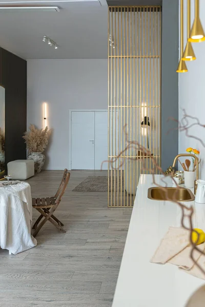ロマンチックなテーブルは 明るいオープンプランのアパートでキッチンで2のために提供され 明るい壁と木製の床で — ストック写真