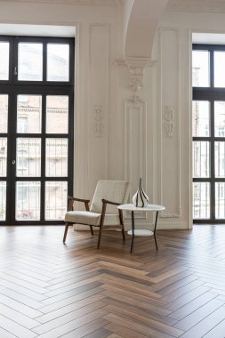 Pahalı, parlak bir iç mekan tarihi bir malikanede büyük bir oturma odası kemerli kemerler, sütunlar ve süslemelerle süslenmiş beyaz duvarlar..