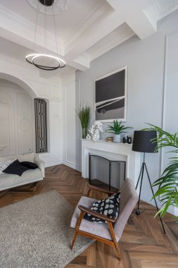 Pahalı, parlak bir iç mekan tarihi bir malikanede büyük bir oturma odası kemerli kemerler, sütunlar ve süslemelerle süslenmiş beyaz duvarlar..