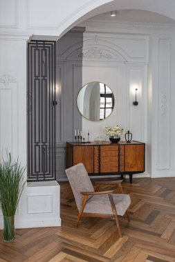 Pahalı, parlak bir iç mekan tarihi bir malikanede büyük bir oturma odası kemerli kemerler, sütunlar ve süslemelerle süslenmiş beyaz duvarlar..