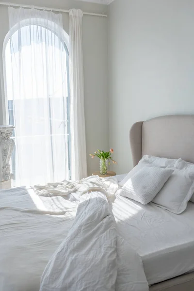 Accogliente Appartamento Luminoso Gentile Con Enormi Finestre Panoramiche Con Luce — Foto Stock