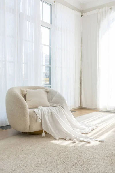 Morbido Bianco Confortevole Poltrona Rotonda Con Cuscino Accogliente Appartamento Luminoso — Foto Stock