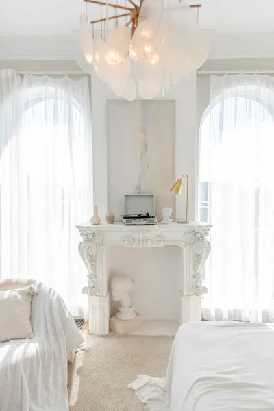 Lareira Branca Decorada Com Estuque Luxuoso Estilo Palácio Istóico Apartamento — Fotografia de Stock