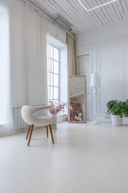 Işıl ışıl bir oturma odasının içinde lüks bir barok tarzında beyaz duvarları antika sıva ile dekore edilmiş.