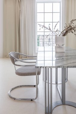 Işıl ışıl bir oturma odasının içinde lüks bir barok tarzında beyaz duvarları antika sıva ile dekore edilmiş.