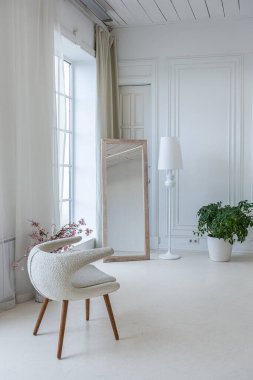 Işıl ışıl bir oturma odasının içinde lüks bir barok tarzında beyaz duvarları antika sıva ile dekore edilmiş.