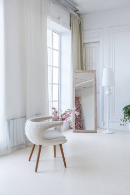 Işıl ışıl bir oturma odasının içinde lüks bir barok tarzında beyaz duvarları antika sıva ile dekore edilmiş.