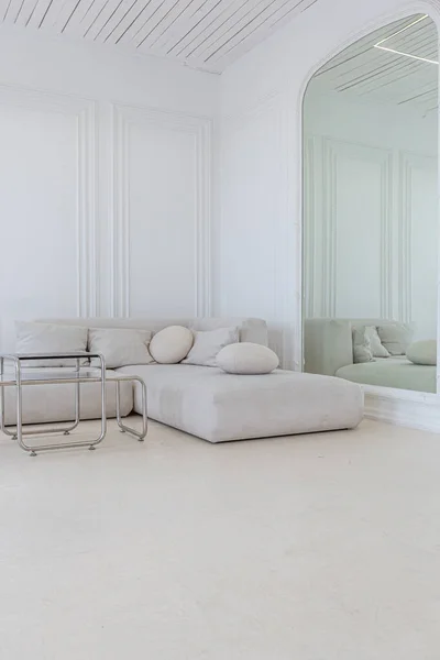 Interno Luminoso Soggiorno Lussuoso Stile Barocco Con Pareti Bianche Decorate — Foto Stock