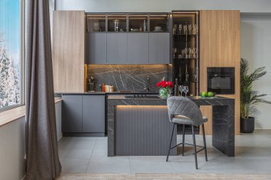 ... yüksek tavanlı, panoramik pencereli, harika manzaralı, ahşap dekorlu, mutfak alanlı, yeşil ve soyunma odasında ayrı duş alan büyük, modern, geniş bir daire.