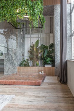 ... yüksek tavanlı, panoramik pencereli, harika manzaralı, ahşap dekorlu, mutfak alanlı, yeşil ve soyunma odasında ayrı duş alan büyük, modern, geniş bir daire.