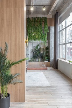 ... yüksek tavanlı, panoramik pencereli, harika manzaralı, ahşap dekorlu, mutfak alanlı, yeşil ve soyunma odasında ayrı duş alan büyük, modern, geniş bir daire.