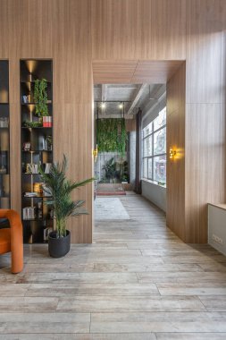 ... yüksek tavanlı, panoramik pencereli, harika manzaralı, ahşap dekorlu, mutfak alanlı, yeşil ve soyunma odasında ayrı duş alan büyük, modern, geniş bir daire.