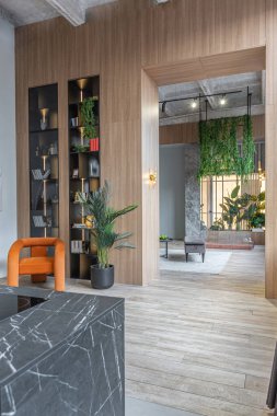 ... yüksek tavanlı, panoramik pencereli, harika manzaralı, ahşap dekorlu, mutfak alanlı, yeşil ve soyunma odasında ayrı duş alan büyük, modern, geniş bir daire.