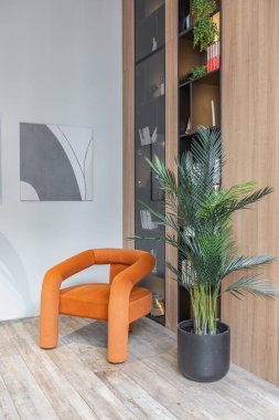 ... yüksek tavanlı, panoramik pencereli, harika manzaralı, ahşap dekorlu, mutfak alanlı, yeşil ve soyunma odasında ayrı duş alan büyük, modern, geniş bir daire.