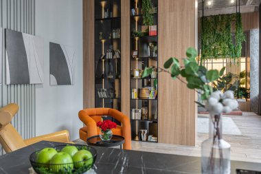 ... yüksek tavanlı, panoramik pencereli, harika manzaralı, ahşap dekorlu, mutfak alanlı, yeşil ve soyunma odasında ayrı duş alan büyük, modern, geniş bir daire.