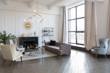 Pastel renklerde modern lüks daireler. Gün ışığıyla dolu kocaman pencereli çok parlak bir oda. Beyaz duvarlar, ahşap parke döşemeler ve koyu mermer bir şömine.