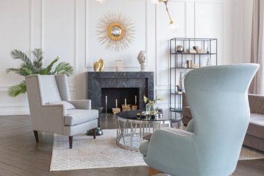 Pastel renklerde modern lüks daireler. Gün ışığıyla dolu kocaman pencereli çok parlak bir oda. Beyaz duvarlar, ahşap parke döşemeler ve koyu mermer bir şömine.