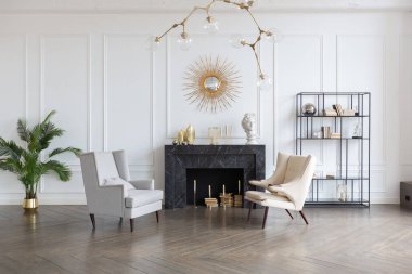 Pastel renklerde modern lüks daireler. Gün ışığıyla dolu kocaman pencereli çok parlak bir oda. Beyaz duvarlar, ahşap parke döşemeler ve koyu mermer bir şömine.