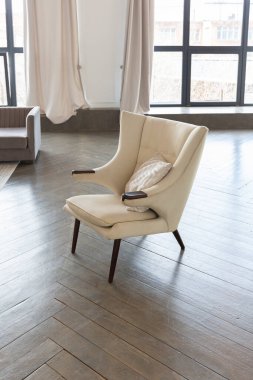 Pastel renklerde modern lüks daireler. Gün ışığıyla dolu kocaman pencereli çok parlak bir oda. Beyaz duvarlar, ahşap parke döşemeler ve koyu mermer bir şömine.