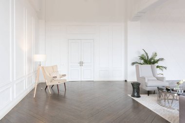 Pastel renklerde modern lüks daireler. Gün ışığıyla dolu kocaman pencereli çok parlak bir oda. Beyaz duvarlar, ahşap parke döşemeler ve koyu mermer bir şömine.