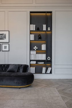 Şık, rahat, parlak, lüks, geniş bir kır evinin içi. Süsleri, şöminesi, çalışma alanı ve dinlenme alanı olan beyaz duvarlar. Gündüzleri insanlar olmadan.