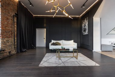 Lüks dairenin, beyaz şık yatak odası ve karanlık oturma odası olan minimalist, şık bir tasarımı var. Gündüz boyunca insansız ve güneş ışınları olmayan modern daireler.