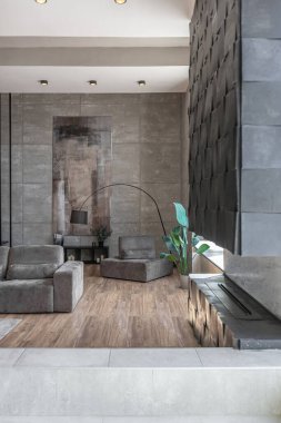 İki katlı bir dairenin modern iç dekorasyonunda gündüz vakti gri tonlarda tavan arası tarzı insanlar yok..