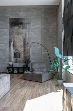 Süslü minimalist dizginlenmiş modern apartman dairesi, yüzme havuzlu geniş bir oda, dağlara bakan geniş panoramik pencereler. Gündüzleri insanlar olmadan