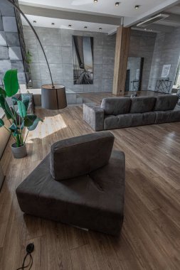 Süslü minimalist dizginlenmiş modern apartman dairesi, yüzme havuzlu geniş bir oda, dağlara bakan geniş panoramik pencereler. Gündüzleri insanlar olmadan