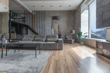 Süslü minimalist dizginlenmiş modern apartman dairesi, yüzme havuzlu geniş bir oda, dağlara bakan geniş panoramik pencereler. Gündüzleri insanlar olmadan