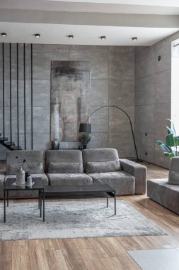 Süslü minimalist dizginlenmiş modern apartman dairesi, yüzme havuzlu geniş bir oda, dağlara bakan geniş panoramik pencereler. Gündüzleri insanlar olmadan