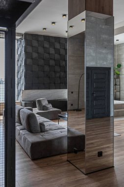 Süslü minimalist dizginlenmiş modern apartman dairesi, yüzme havuzlu geniş bir oda, dağlara bakan geniş panoramik pencereler. Gündüzleri insanlar olmadan