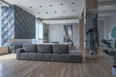 Süslü minimalist dizginlenmiş modern apartman dairesi, yüzme havuzlu geniş bir oda, dağlara bakan geniş panoramik pencereler. Gündüzleri insanlar olmadan