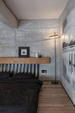 İki katlı bir dairenin modern iç dekorasyonunda gündüz vakti gri tonlarda tavan arası tarzı insanlar yok..