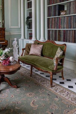 Oturma odasının şaşaalı, tarihi Barok tarzında bir iç mekanı, zeminde fayanslar, ahşap duvarlar. Mobilyaların tarihi bir tarzı var..