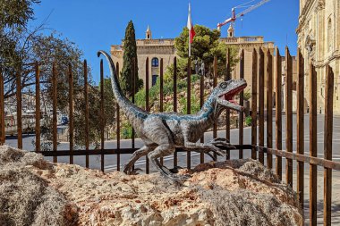 Kısa bir süre önce Malta 'da kısmen çekilen Jurassic World Dominion adlı filmde başrol oynayan Mavi Velociraptor Heykeli, şimdi Birgu, Malta - 11 Eylül 2022