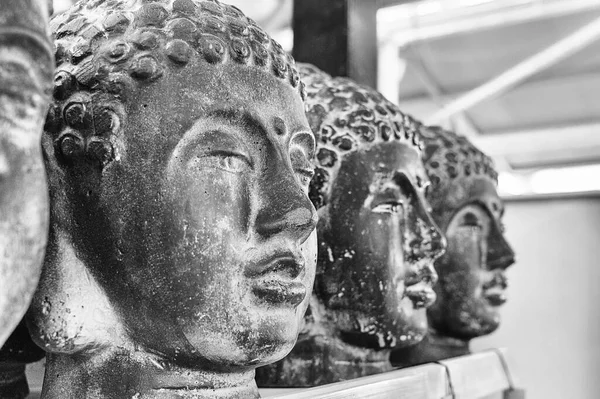 Κοντινό Τσιμεντένιο Κεφάλι Βούδα Σύγχρονη Τέχνη Έννοια Ασπρόμαυρη Φωτογραφία Απαλή — Φωτογραφία Αρχείου