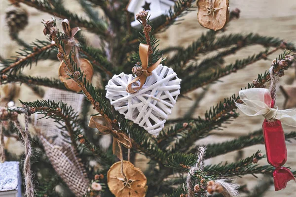 Kerstboom Versierd Met Hartvormige Rieten Krans Andere Handgemaakte Kerst Nul — Stockfoto